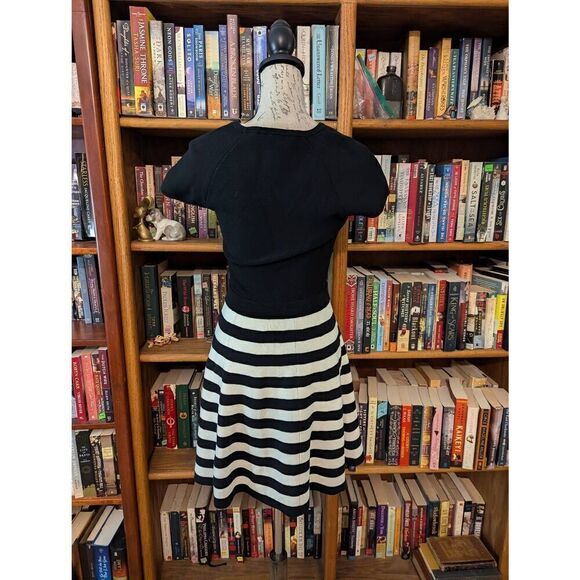 Brand New Trina Turk Women’s Small Black White Striped Fit & Flare Dress $328 - Picture 2 of 6